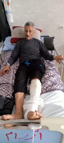 أصيب في العمل.. أشرف رمضان مدير مدرسة يستغيث بالرئيس لتركيب مفصل