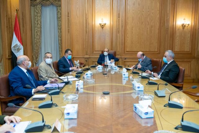 الوزير «مرسي »يبحث آخر المستجدات الخاصة بعدد من المشروعات التي تنفذها جهات الوزارة
