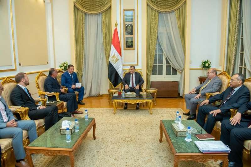 وزير الدولة للإنتاج الحربي يجتمع مع مسؤولي شركة «رينو» الفرنسية لبحث سبل التعاون المشترك
