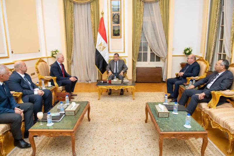 في إطار متابعة مشروع محطة تحويل المخلفات لطاقة كهربائية  في أبو رواش.. وزير الدولة للإنتاج الحربي يستقبل رئيس «جرين تك إيجيبت»