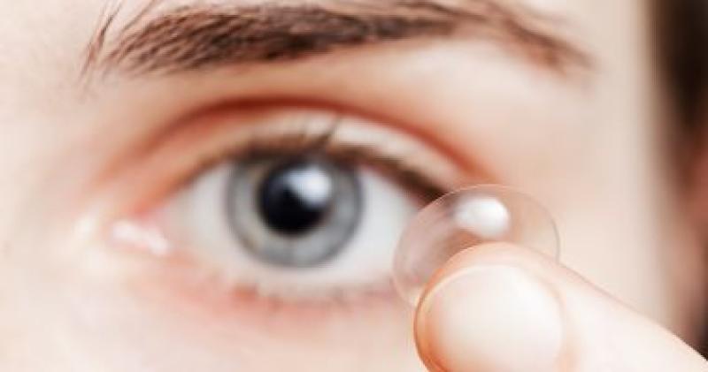 توقفى عن ارتداء العدسات اللاصقة أثناء الاستحمام.. اعرفى الأضرار