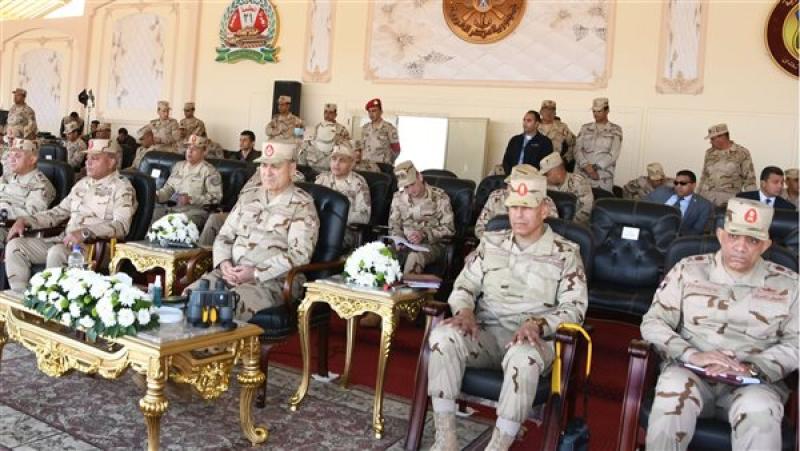 الفريق أسامة عسكر يشهد بياناً عملياً للتكتيكات والمهارة في الميدان لإحدى تشكيلات «المنطقة الغربية»