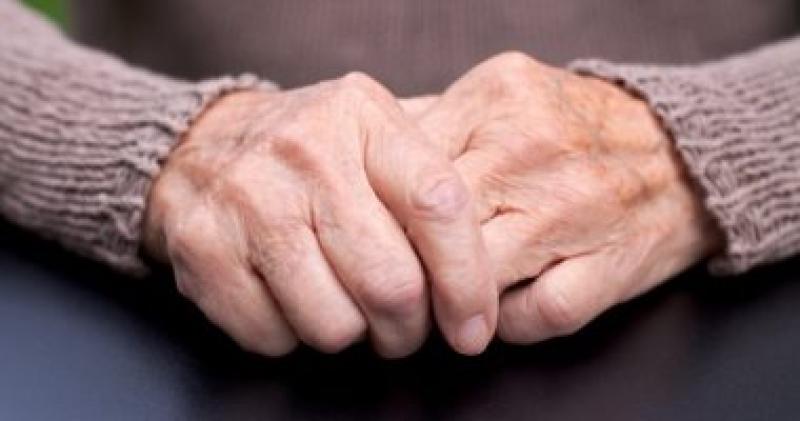 علامة تظهر في يديك تدل على الإصابة بهشاشة العظام