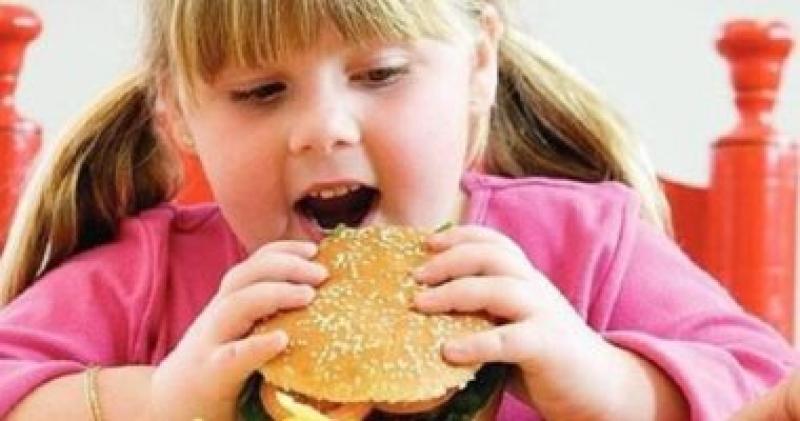 دراسة تحذر: القليل من الوزن الزائد يزيد احتمال إصابة الطفل بارتفاع ضغط الدم