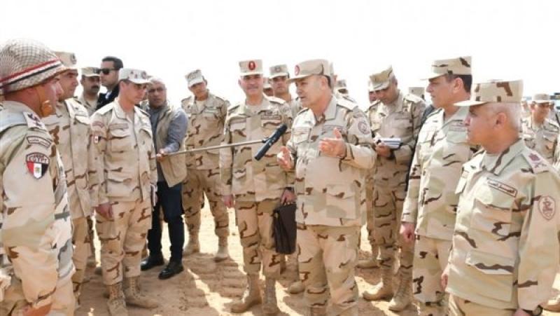 الفريق أسامة عسكر يشهد بيانًا عمليًا للتكتيكات الصغرى والمهارة في الميدان بالجيش الثاني