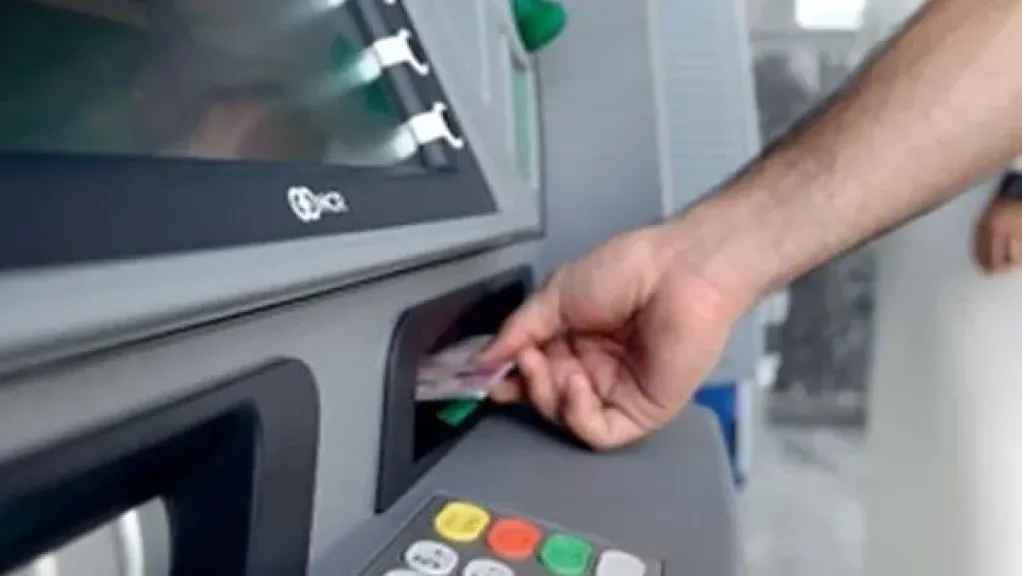 رسوم السحب والاستعلام من ماكينات ATM لجميع البنوك