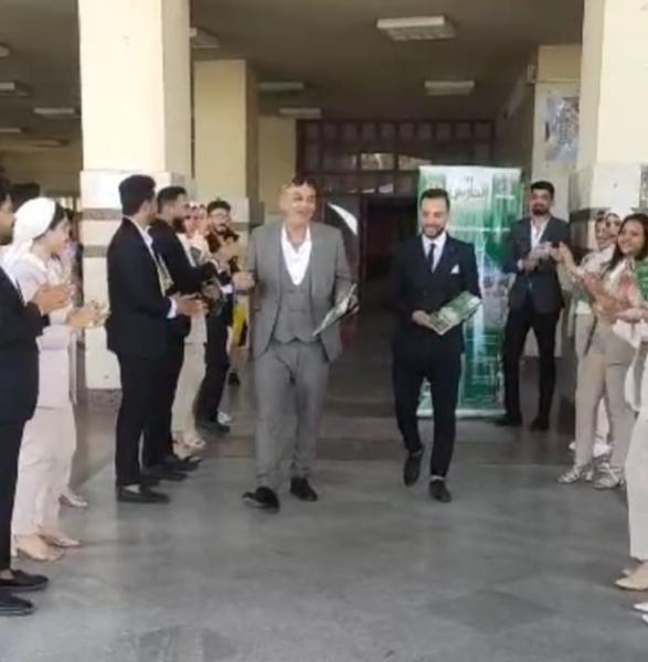 «بالتصفيق و الورد».. طلاب إعلام أكتوبر بالفرقة النهائية ينظمون ممرًا شرفياً لتكريم ”استاذهم الجامعي”