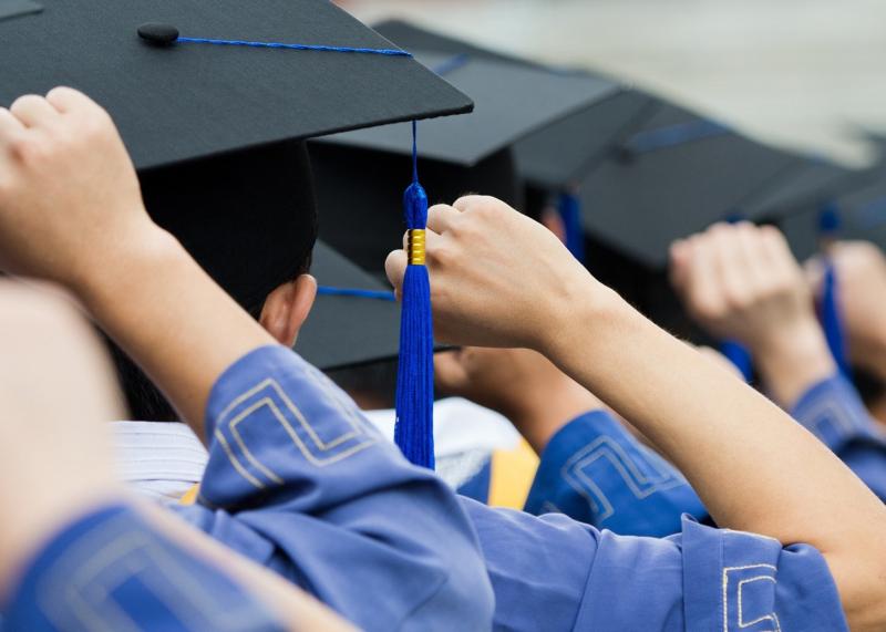 منح دراسية مجانية في الإمارات بثلاث جامعات.. توفر راتبا شهريا