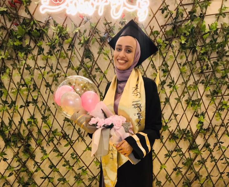”ملاك الدفعة”.. ”آداب الفيوم” تكرّم الطالبة منار محمود لمساعدتها زملائها بقسم اللغات الشرقية
