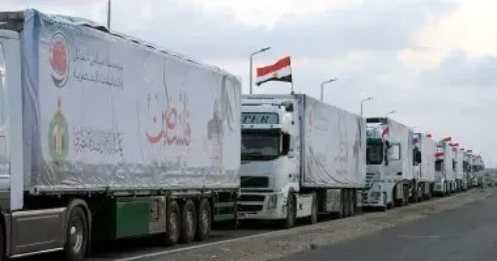 الهلال الأحمر المصري يطلق قافلة «زاد العزة» رقم 284 إلى غزة بـ2794 طنًا من المساعدات