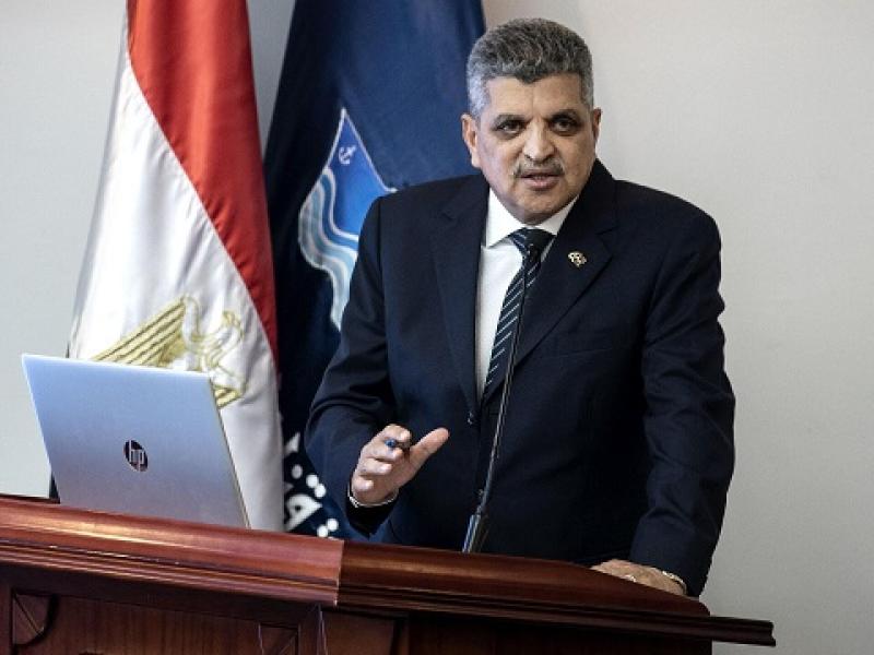 أسامة ربيع: تصريحات الحوثيين باستهداف السفن المرتبطة بإسرائيل فقط ربما تطمئن الشركات