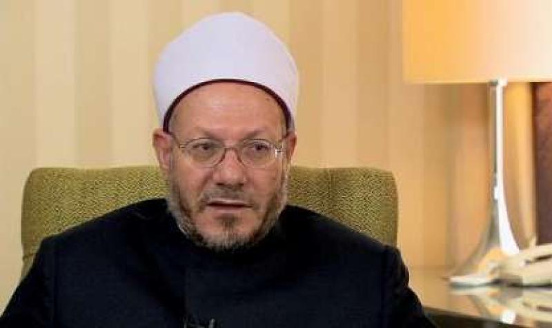 ما شرعية تقبيل عتبات أضرحة آل البيت والتمسح بأولياء الله الصالحين؟ المفتي يجيب