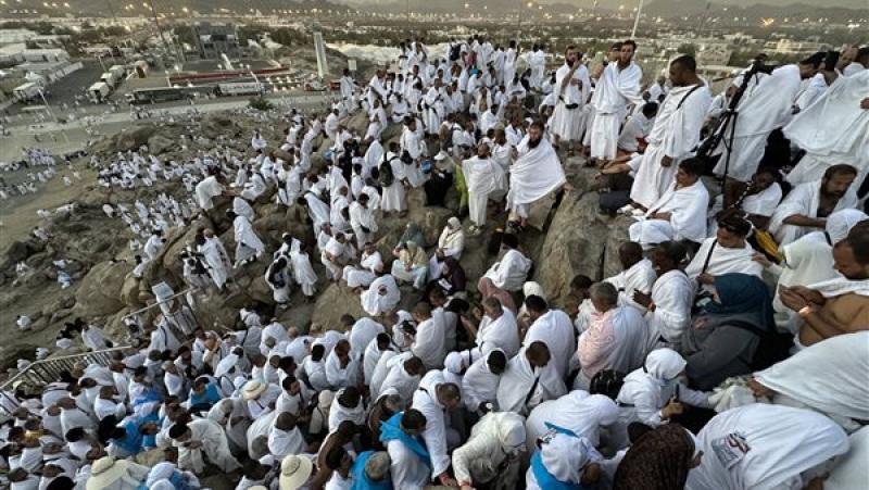 ركن الحج الأعظم.. ضيوف الرحمن يستعدون للوقوف على جبل عرفات
