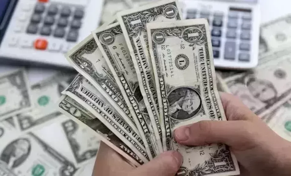 سعر الدولار اليوم الإثنين في البنوك