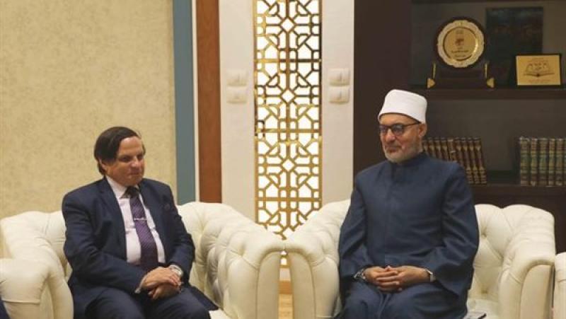 المفتي: تكثيف الجهود لنشر الفكر الوسطي بين الشباب ودور الجامعات حيوي للغاية