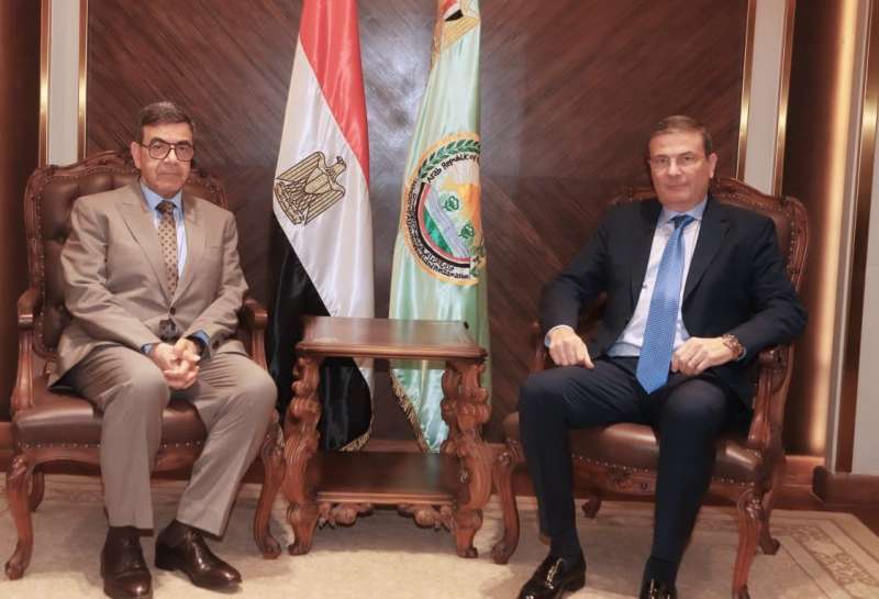 وزير الزراعة يستقبل نقيب الأطباء البيطريين لبحث التعاون بين الوزارة والنقابة