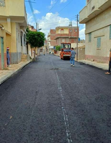 وضع الطبقة الأسفلتية بعدد من الشوارع ومنطقة الحميات بمركز أبو المطامير