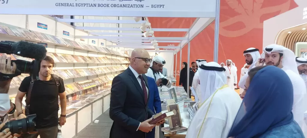 حاكم الشارقة يتفقد جناح الهيئة المصرية العامة للكتاب في معرض الشارقة الدولي للكتاب
