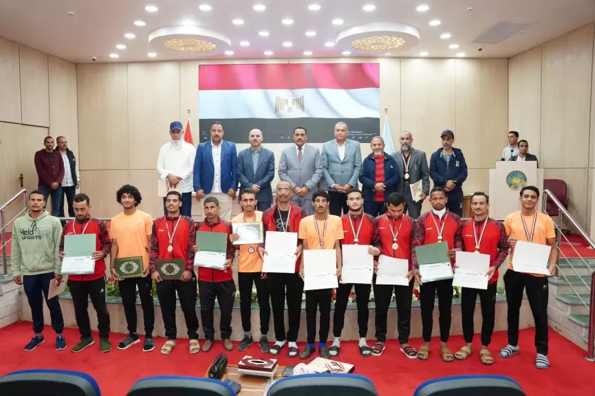 محافظ مطروح يكرم فريق كرة القدم من الصم وضعاف السمع