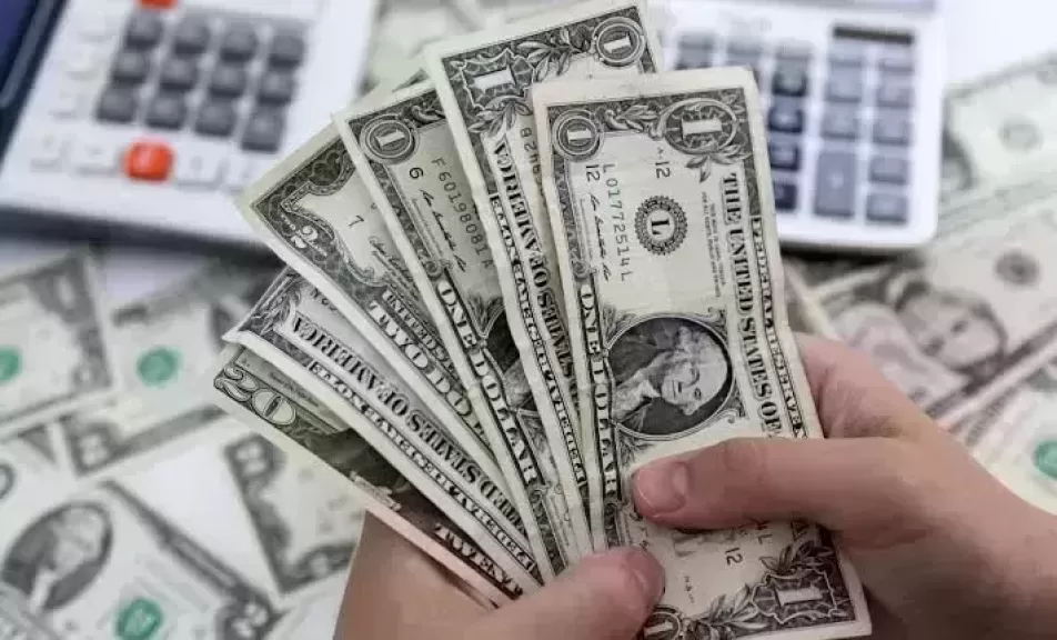تراجع طفيف للدولار أمام الجنيه فى بداية التعاملات
