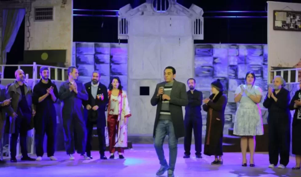 مسرحية صديق العمر تواصل عروضها وسط حضور فني ونقدي على مسرح السامر