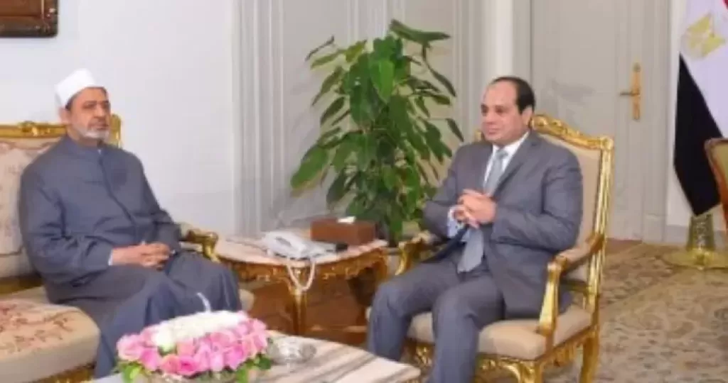 الرئيس السيسي يجري اتصالا هاتفيا بشيخ الأزهر للاطمئنان على صحته