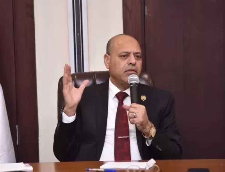 وزير العمل: 185 فرصة عمل بشركة مقاولات عامة بالإمارات