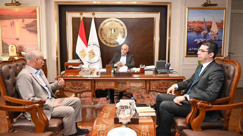 وزير الري يتابع منظومة العمل بالسد العالي