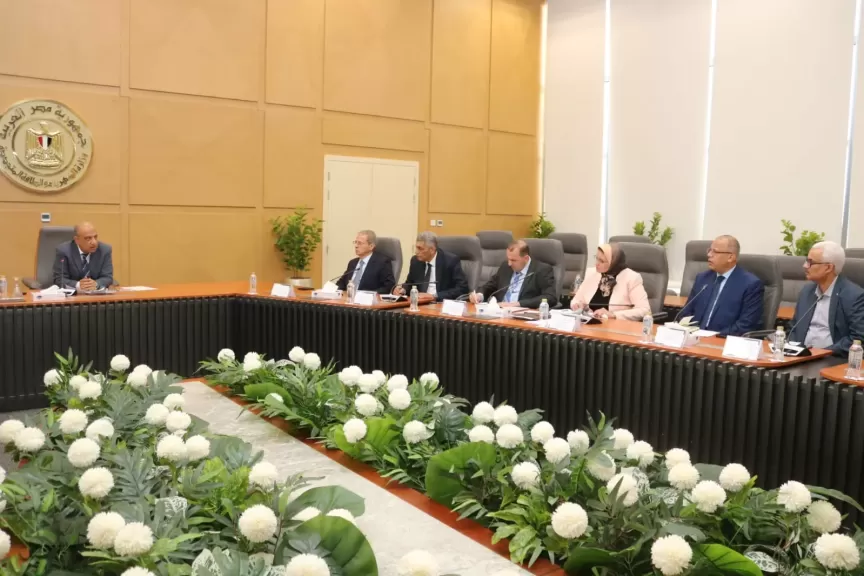 وزير الكهرباء يجتمع بقيادات القطاع لمراجعة تأمين التغذية الكهربائية خلال فصل الصيف