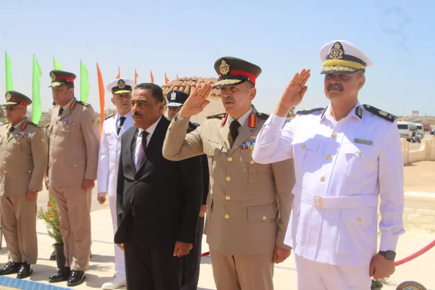 محافظ مطروح وقائد المنطقة الغربية يضعون الزهور على قبر الجندي المجهول