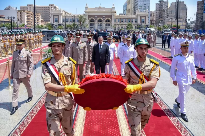 احتفالا بتحرير سيناء.. محافظ الإسكندرية وقائد المنطقة الشمالية يضعون الزهور على قبر الجندي المجهول