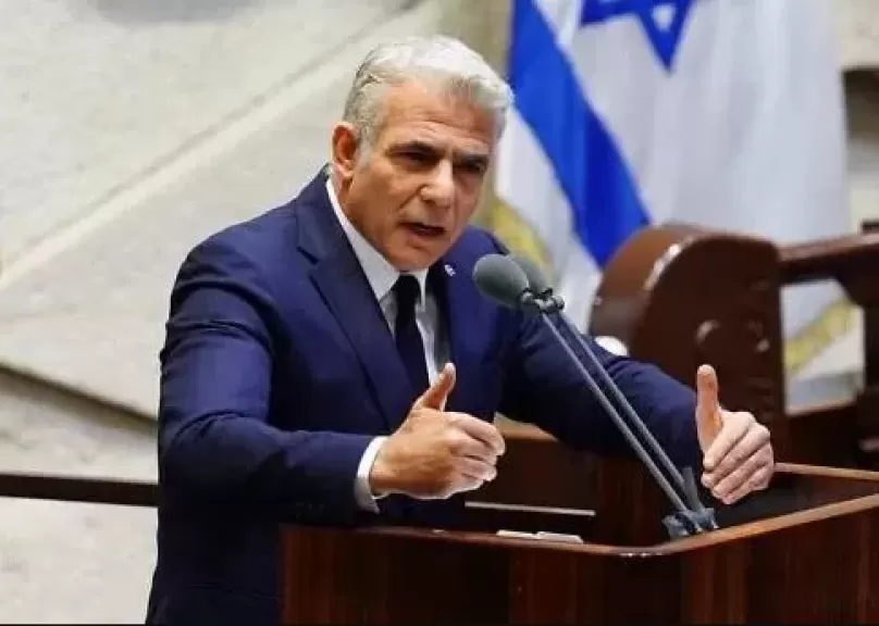 يائير لابيد يتهم الحكومة الإسرائيلية بتمويل مساعدات لغزة عبر شركات وهمية
