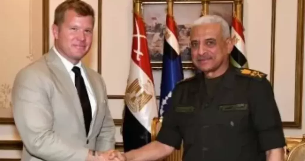 وزير الدفاع يلتقي عضو لجنة الخدمات المسلحة بمجلس الشيوخ الأمريكي