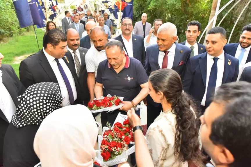 محافظ أسيوط يشهد حفل مبادرة حزب حماة وطن ”لمسة أمل” لفك كرب الغارمات وتوزيع كراسي متحركة