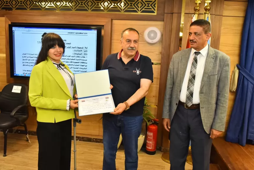 محافظ أسيوط يكرم موظفة بديوان المحافظة من ذوي الهمم لتكريمها من رئيس الجمهورية في عيد العمال