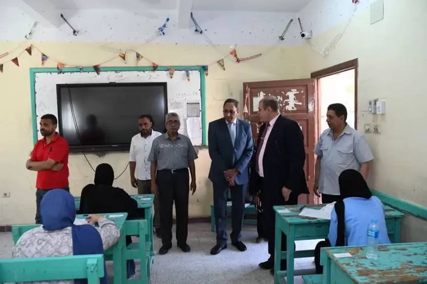 محافظ قنا يتفقد لجان امتحانات الثانوية العامة ويطمئن على انتظامها