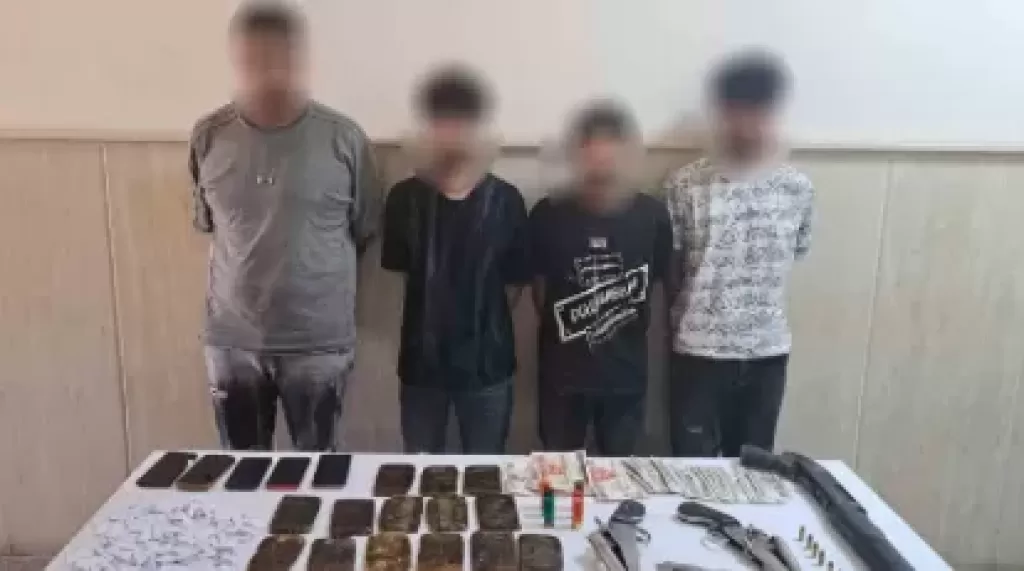 ضبط 4 أشخاص لقيامهم بالإتجار بالمواد المخدرة والأسلحة النارية