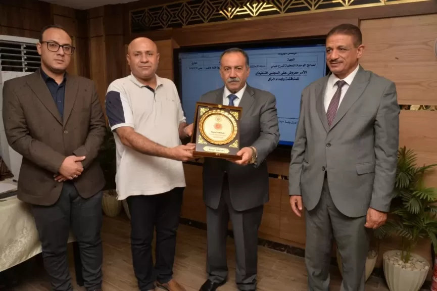 محافظ أسيوط يكرم رئيس حي غرب ومدير المشاركة المجتمعية تقديرًا لجهودهما المتميزة في خدمة المواطنين