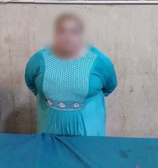 كشف ملابسات تضرر أهالى إحدى المناطق بعين شمس من سيدة لقيامها بإلقاء زجاجات والتعدي عليهم بالسب