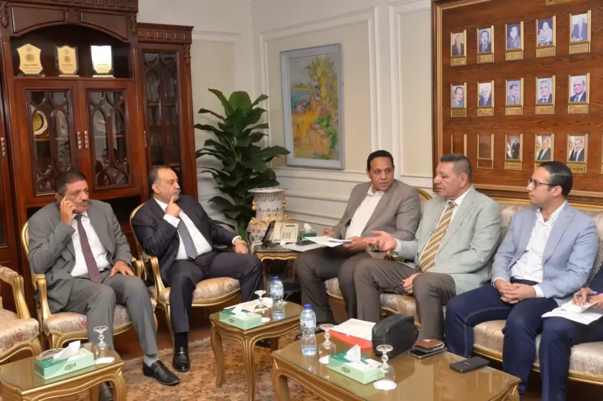 محافظ أسيوط يبحث مع فريق ”حياة كريمة” سبل تسريع تنفيذ مبادرة ”سكن كريم” لتطوير 7000 منزل للأسر الأكثر احتياجًا