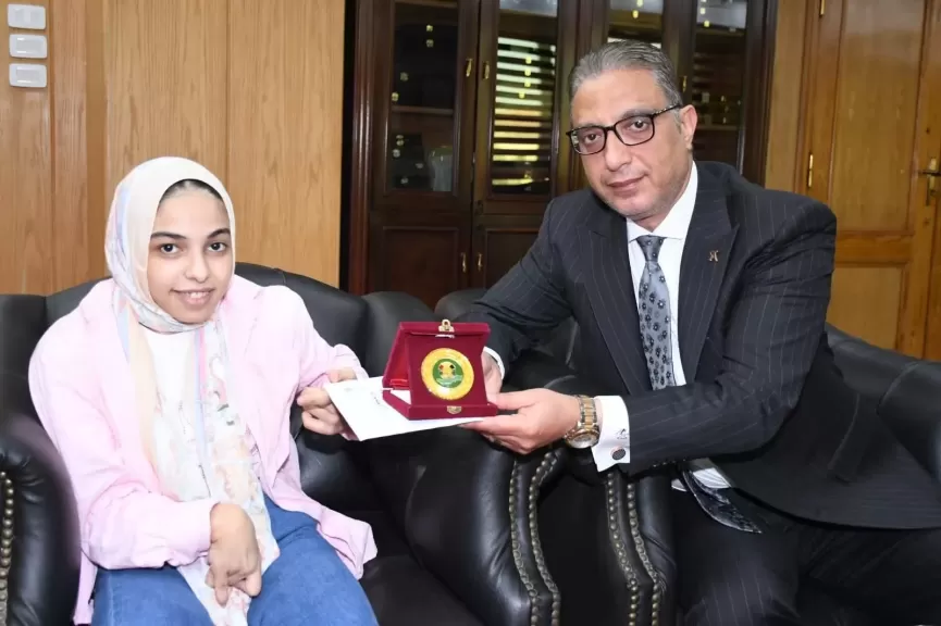 محافظ الفيوم يُكرِّم إحدى الطالبات المتفوقات بالثانوية العامة من ذوي الهمم ويسلمها شهادة تقدير وميدالية تذكارية
