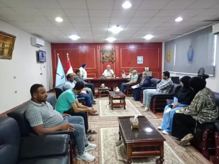 رئيس مدينة رأس غارب يعقد اللقاء الدوري مع المواطنين ويستمع لمطالبهم تنفيذاً لتوجيهات محافظ البحر الأحمر