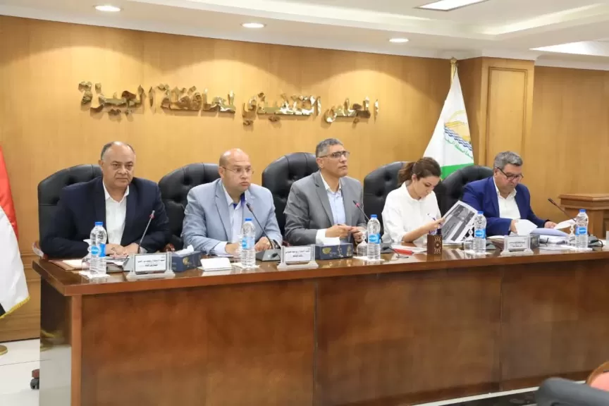 محافظ الجيزة يلتقي بسكرتير العموم ومديري العقود والمشتريات بالأحياء والمراكز لمتابعة ملفات العمل