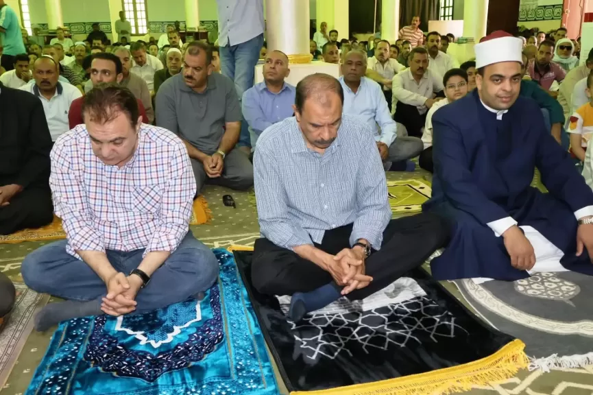 محافظ سوهاج يؤدي صلاة الجمعة بمسجد الشرطة.. ويؤكد حرصه على التواصل المباشر مع المواطنين