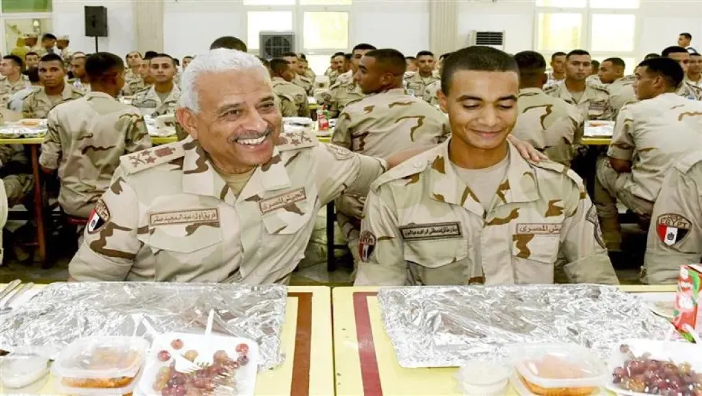 القائد العام للقوات المسلحة يلتقي عددا من مقاتلي الجيش الثاني الميداني وكلية الضباط الاحتياط
