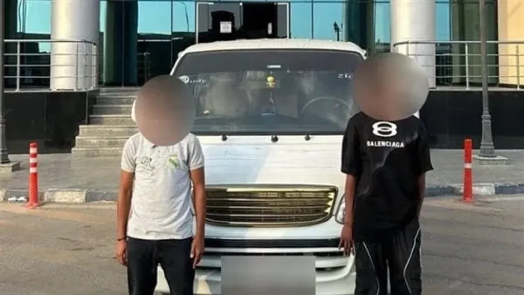 ضبط سائق ميكروباص وآخر بتهمة تعاطي الحشيش في أثناء استقلالهما السيارة بالجيزة