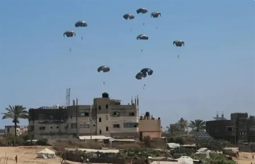 الجيش الألماني ينفذ مجددا عملية إسقاط جوي للمساعدات الإنسانية فوق قطاع غزة
