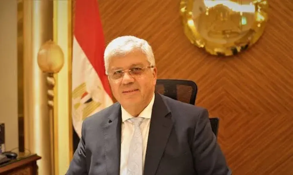 وزير التعليم العالي يدلي بصوتة في انتخابات الشيوخ بالتجمع الخامس