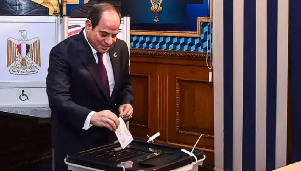 الرئيس السيسي يدلي بصوته في انتخابات مجلس الشيوخ 2025