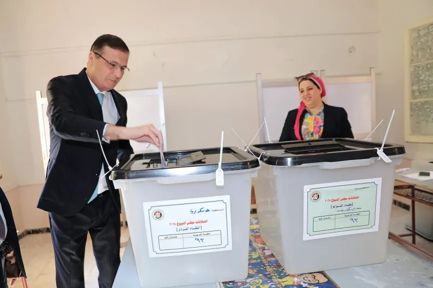 وزير الزراعة يُدلي بصوته في انتخابات مجلس الشيوخ بمقر لجنته الانتخابية بالإسكندرية